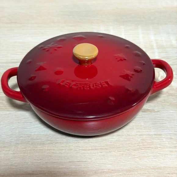 Le Creuset Mini Marmite Star Relief - Picture 3 of 9
